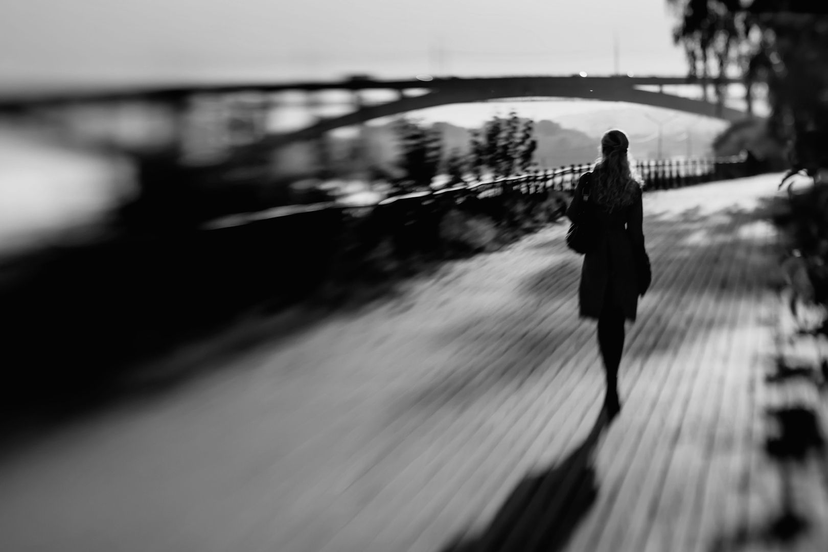 schwarz-weiß Bild einer Frau an einem Kanal