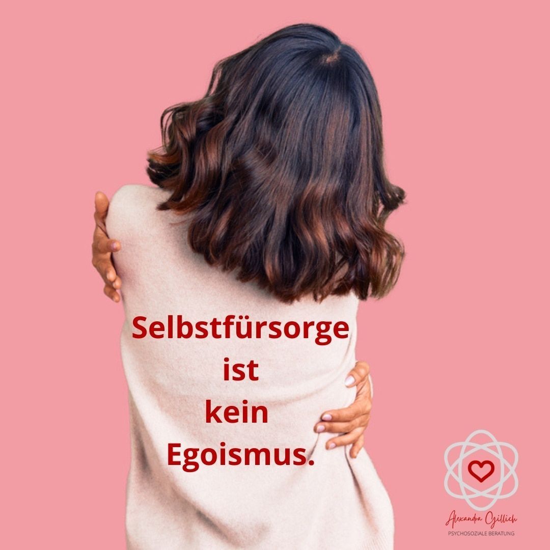 Frau umarmt sich selbst mit einem eingeblendeten Text "Selbstfürsorge ist kein Egoismus"