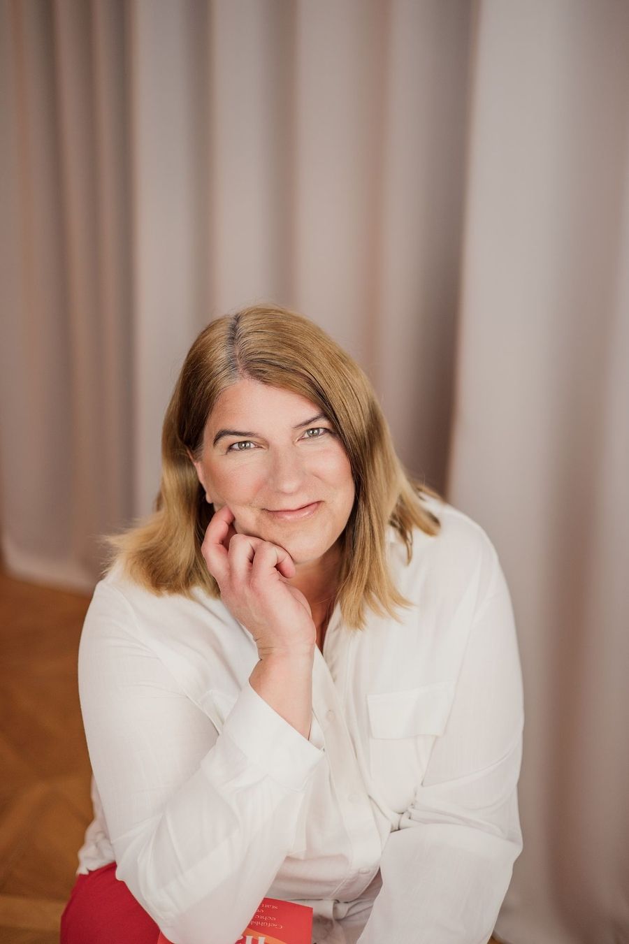 Alexandra Gillich sitzt in einem offenen Raum und lächelt