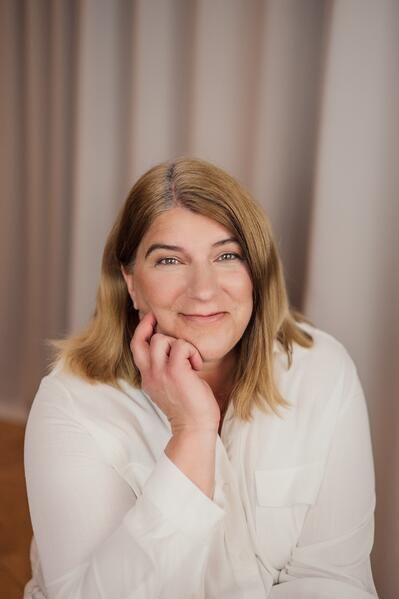 Alexandra Gillich lächelt in Ihrem Beratungszimmer