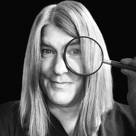 Ein Schwarz-Weiß Bild von Alexandra Gillich mit ihrer Lupe