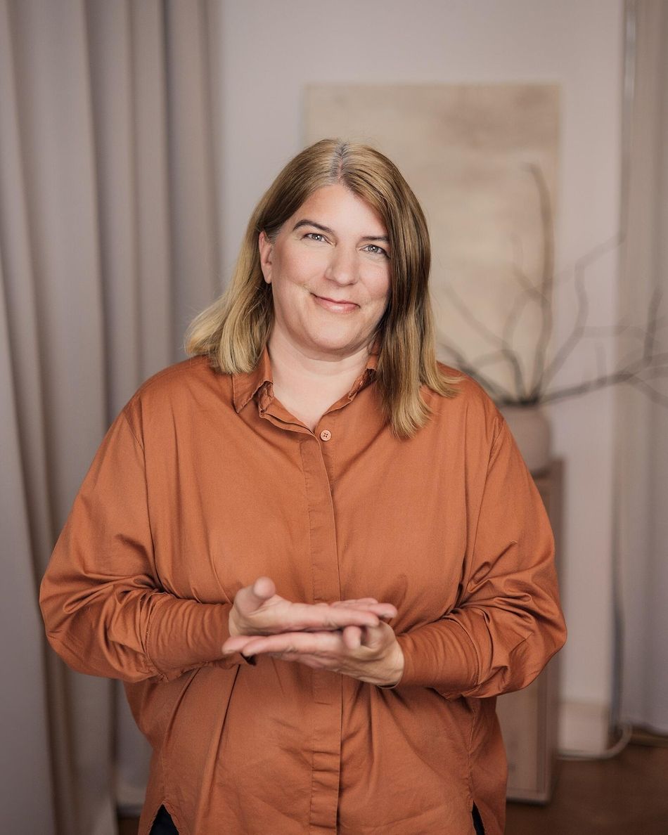 Alexandra Gillich posiert mit übereinander gelegten Händen