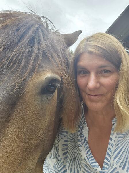 Alex in einem Selfie mit einem Pferd