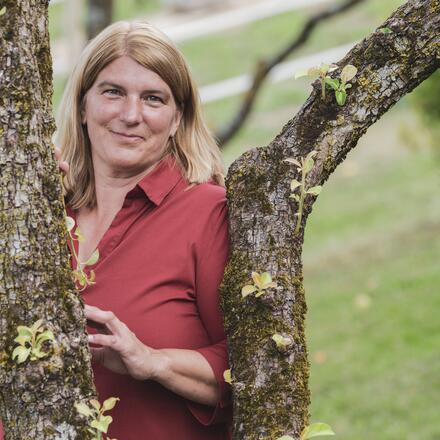 Alexandra Gillich an einem Baum